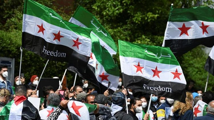 سوريون في المنفى يفقدون الأمل في العثور على ذويهم مع قرب إعادة انتخاب الأسد