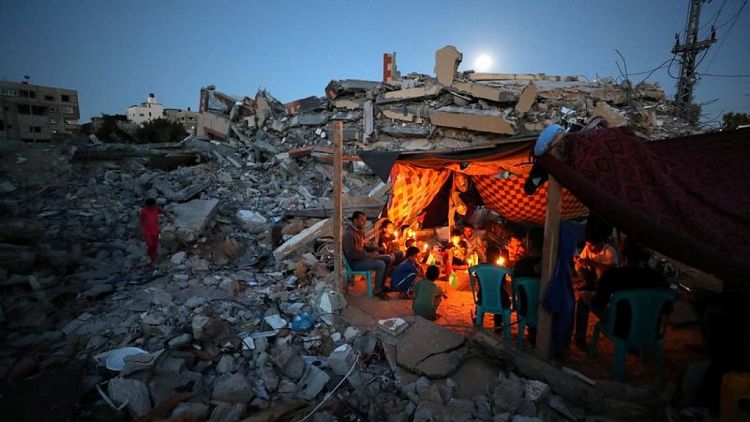 بعد أن شردهم القصف الإسرائيلي.. سكان في غزة يضربون الخيام وسط أطلال منازلهم