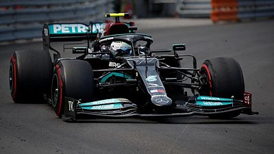 Mercedes consigue sacar finalmente el neumático atascado del auto de Bottas Mercedes consigue sacar finalmente el neumático atascado del auto de Bottas