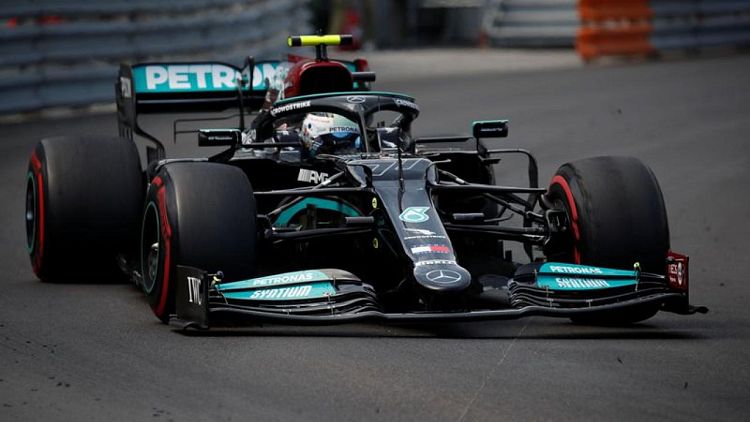 Mercedes consigue sacar finalmente el neumático atascado del auto de Bottas