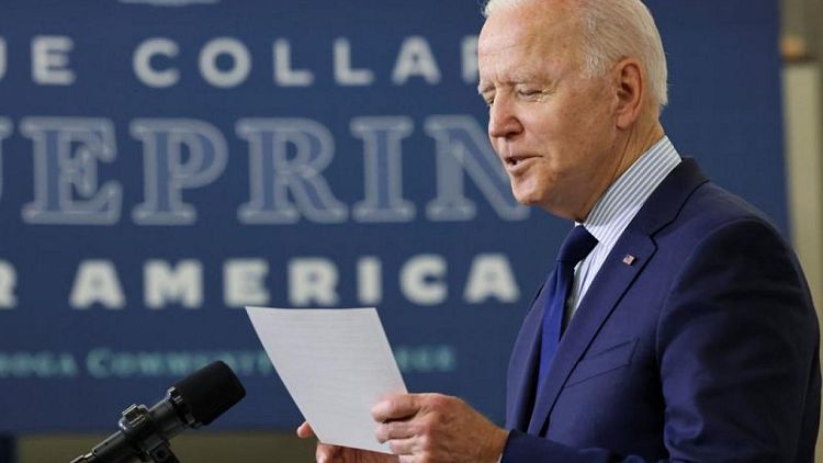 Biden promete combatir monopolios y brechas en suministros a medida que precios suben