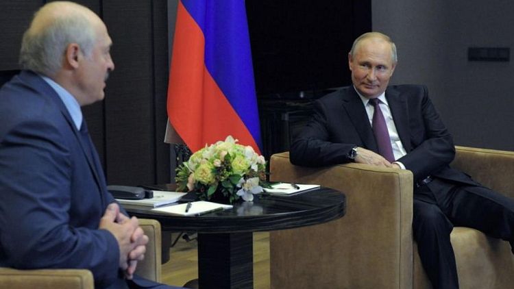 Lukashenko dice a Putin que tiene documentos sobre el incidente del avión de Ryanair -medios