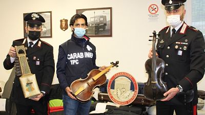 Carico senza autorizzazione, fermati tre furgoni a Tarvisio Carico senza autorizzazione, fermati tre furgoni a Tarvisio
