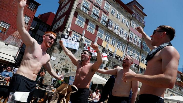 Habitantes de Oporto, furiosos por restricciones más laxas para hinchas ingleses antes de final de Champions