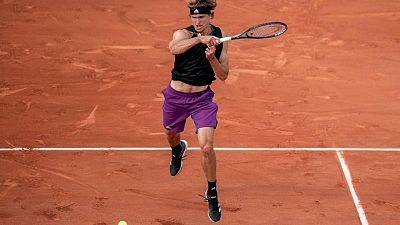 Zverev se recupera de dos sets abajo y avanza en Roland Garros; Thiem eliminado Zverev se recupera de dos sets abajo y avanza en Roland Garros; Thiem eliminado