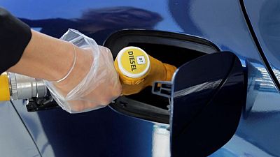 Oil rises as markets expect further fall in inventories Oil rises as markets expect further fall in inventories