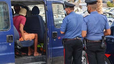 Erano a piedi, con loro 5 minori. Indagini dei Carabinieri