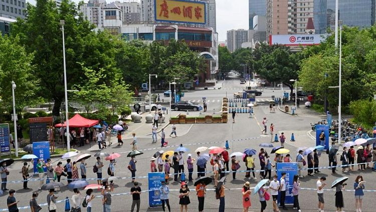China informa de un aumento de casos de COVID-19 en la ciudad de Guangzhou y cancela vuelos