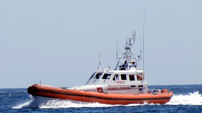 Ci sarebbero donne e bambini, soccorsi da Guardia costiera
