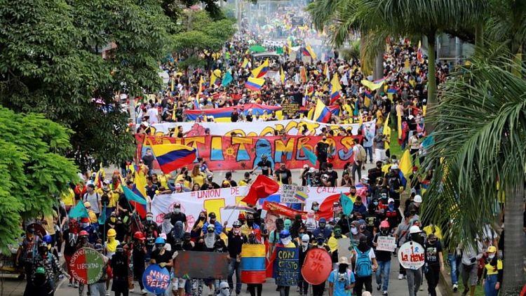 Colombia investiga policías por permitir a civiles disparar contra manifestantes en protestas