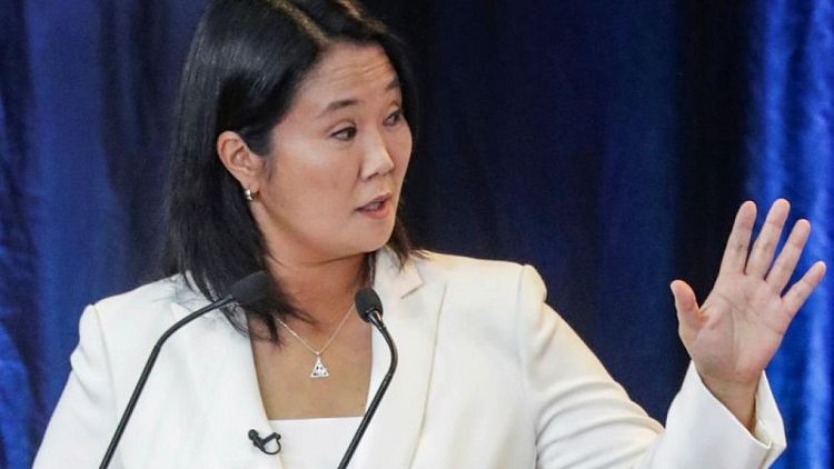 Keiko Fujimori pide perdón por sus "errores" y jura por democracia de Perú a días de elecciones
