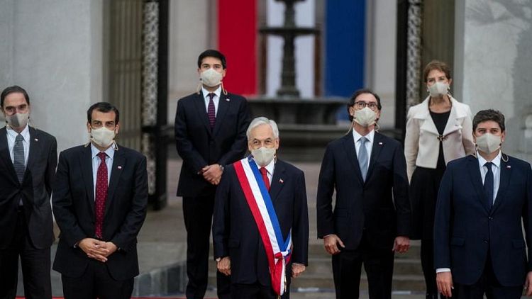 Presidente chileno pide a redactores de nueva Constitución dejar "política de las trincheras"