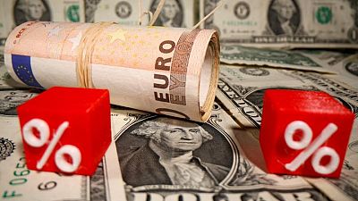 Euro cae mientras mejora apetito por el riesgo en el mercado de divisas