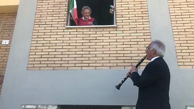 Inno Mameli sotto casa sua suonato dal clarinettista Battistelli Inno Mameli sotto casa sua suonato dal clarinettista Battistelli