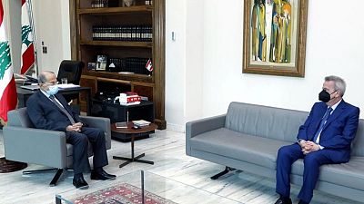 الرئيس اللبناني يقول إن تعميم المصرف المركزي بشأن السحب من الودائع ساري المفعول الرئيس اللبناني يقول إن تعميم المصرف المركزي بشأن السحب من الودائع ساري المفعول
