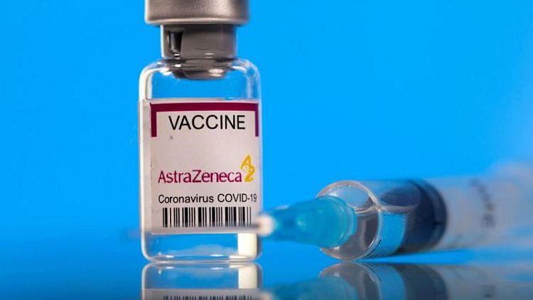 Chile permite segunda dosis de AstraZeneca pero mantiene límite a nuevos vacunados tras caso de trombos