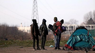 La policía francesa desmantela un campamento de cientos de inmigrantes en Calais
