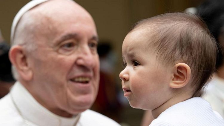 Papa llama a reconciliación tras hallazgo de restos de 215 niños en escuela católica canadiense