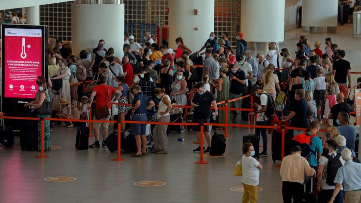 Frustrated Brits rush home from Algarve to avoid quarantine