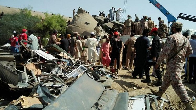 Un choque de trenes en Pakistán deja al menos 30 muertos