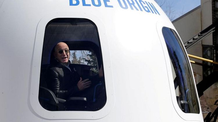 El multimillonario fundador de Amazon, Jeff Bezos, volará al espacio el próximo mes