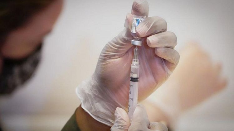 Expertos indios piden acelerar vacunación a las puertas del inicio de programa inmunización gratuito