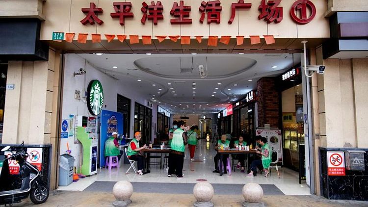 Algunos malls y complejos residenciales de Shanghái exigen ver pruebas de vacunación COVID