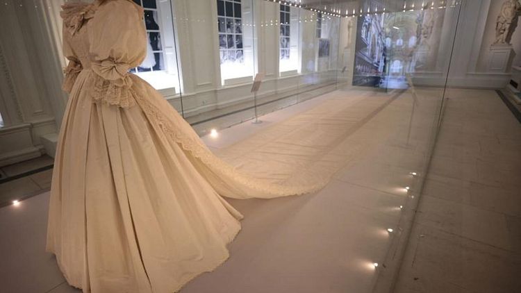 ثوب زفاف الأميرة ديانا يتألق في معرض بلندن