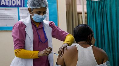 Las mujeres están quedando rezagadas en campaña de vacunación contra COVID-19 en India