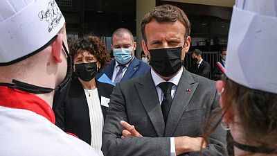 ماكرون يصف صفعه خلال سيره في جنوب شرق فرنسا بأنه "حادث فردي" ماكرون يصف صفعه خلال سيره في جنوب شرق فرنسا بأنه "حادث فردي"