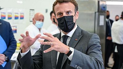 Macron es abofeteado durante paseo por sureste de Francia