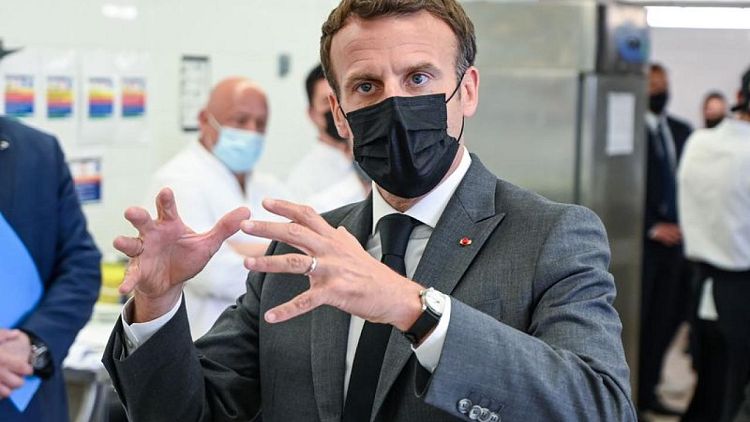Macron es abofeteado durante paseo por sureste de Francia