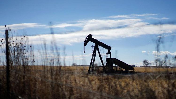 النفط يتراجع مع تدعم توقعات السحب من الاحتياطيات الأمريكية