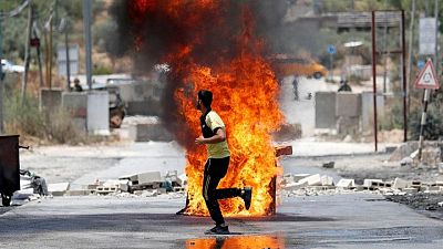 سكان بلدة فلسطينية ينظمون احتجاجات لمنع المستوطنين من الاستيلاء على أرضهم سكان بلدة فلسطينية ينظمون احتجاجات لمنع المستوطنين من الاستيلاء على أرضهم