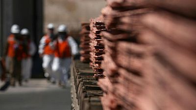 METALES BÁSICOS-Cobre cae tras aumento en precios a puerta de fábrica en China
