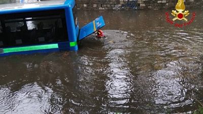 Autobus bloccato a Busto Arsizio, allagamenti nel varesotto Autobus bloccato a Busto Arsizio, allagamenti nel varesotto