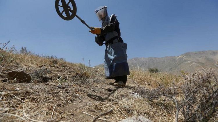مصحح-مسلحون يقتلون 10 أفغان على الأقل يعملون بوكالة لإزالة الألغام