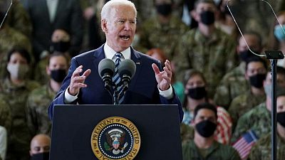 Biden advierte a Rusia de que enfrenta una respuesta "contundente" al llegar a Europa