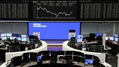 شركات السيارات والنفط تضغط على أسهم أوروبا قبل اجتماع المركزي شركات السيارات والنفط تضغط على أسهم أوروبا قبل اجتماع المركزي