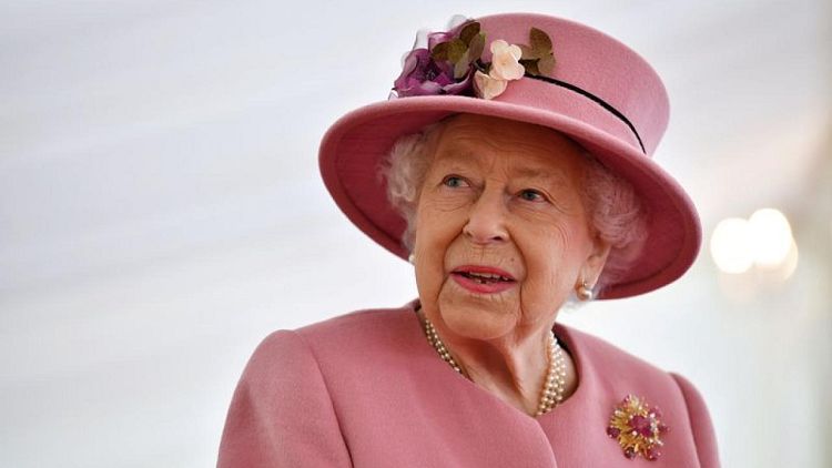ملكة بريطانيا تتلقى زهرة تحمل اسم زوجها الراحل في مئوية ميلاده