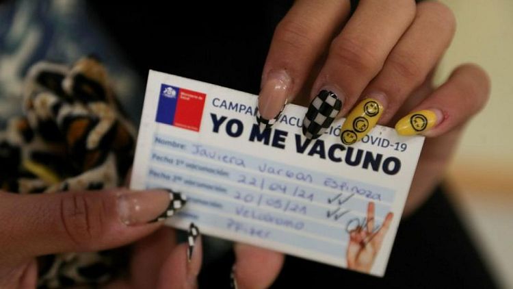 Pese a la vacunación, los contagios presionan a Chile que pone la capital en cuarentena