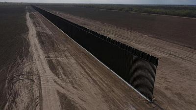 Biden destinará fondos del muro fronterizo a militares y a limpieza de obras