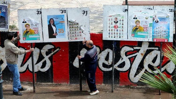 الجزائريون يدلون بأصواتهم في انتخابات برلمانية