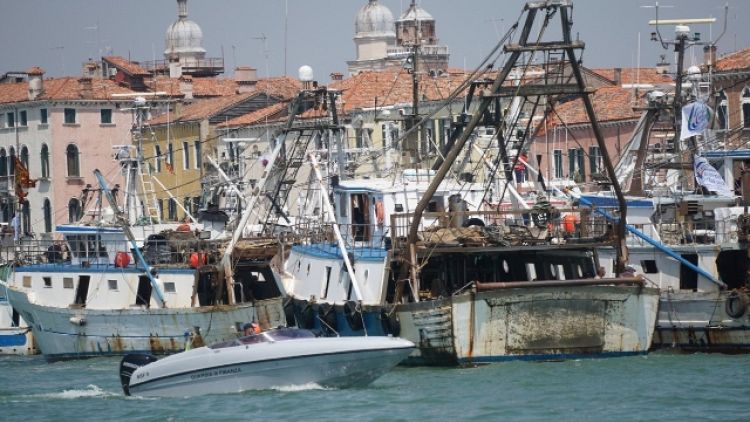 Contro fermo pesca corteo di una trentina imbarcazioni Chioggia