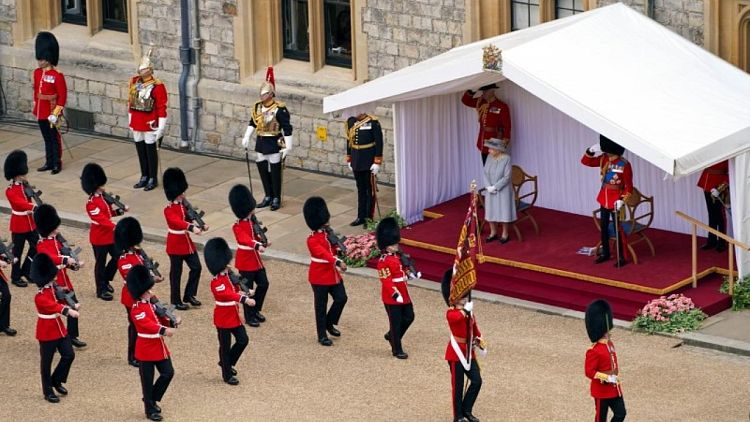 ملكة بريطانيا تشهد مراسم سنوية بمناسبة عيد ميلادها للمرة الأولى دون فيليب