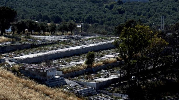 الحكم بسجن 4 أفغان في اليونان لدورهم في حريق دمر أكبر مخيم للاجئين في أوروبا