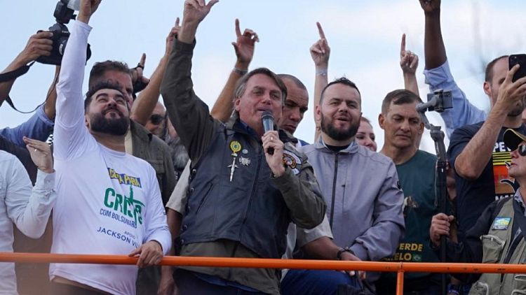 Bolsonaro dice puede contar con policías "pase lo que pase"