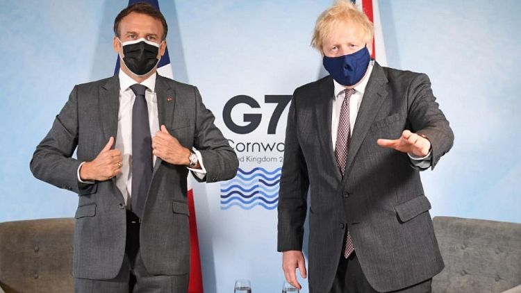 "Guerra de las salchichas" de UE y Reino Unido crepita en G7 con choque de Macron y Johnson