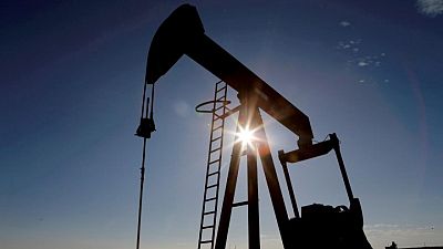 النفط يسجل انخفاضا عند التسوية ويعوض الخسائر رغم ضعف البيانات الاقتصادية