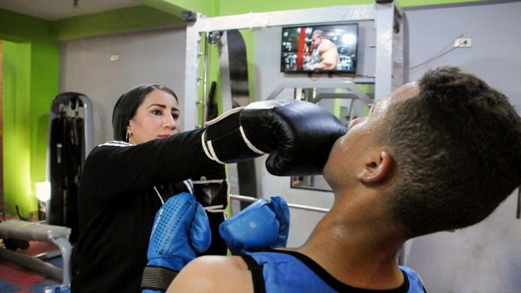 امرأة تدرب الرجال على الملاكمة في ريف صعيد مصر